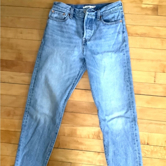 Light wash Levi’s - Picture 1 of 3